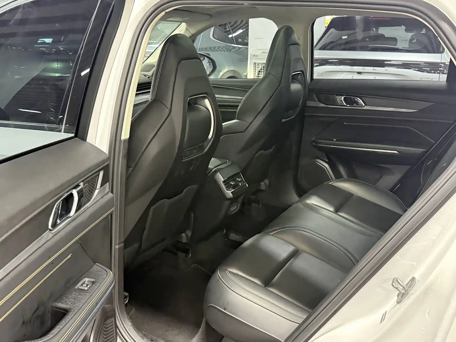 Фото 9 - Lynk & Co 01