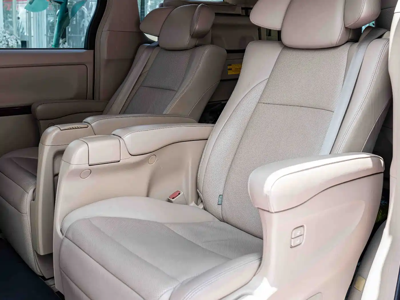 Toyota Alphard 2011 3.5L Luxury Edition фото 17