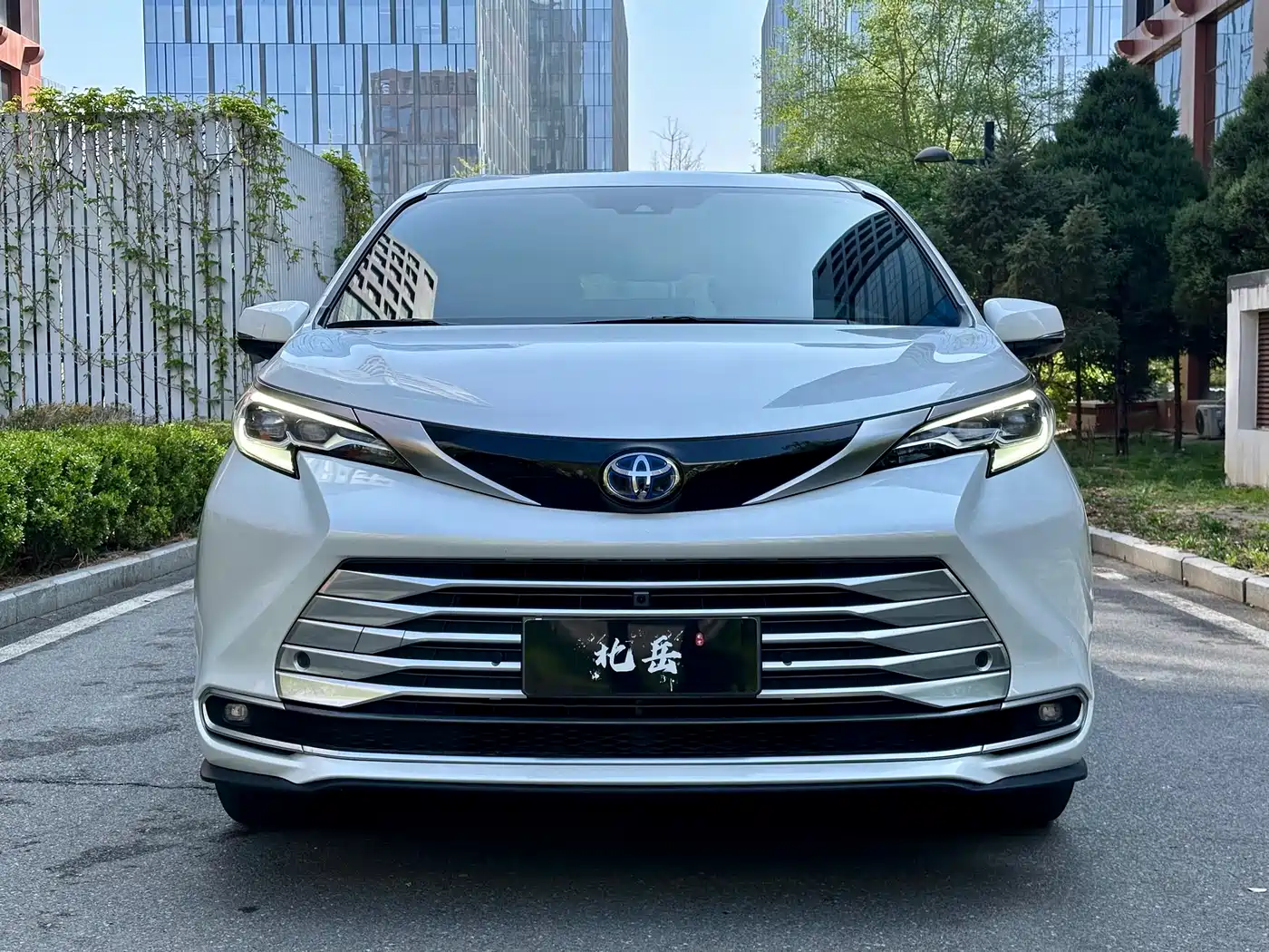 Toyota Sienna 2021 2.5L Hybrid Platinum Edition фото 3