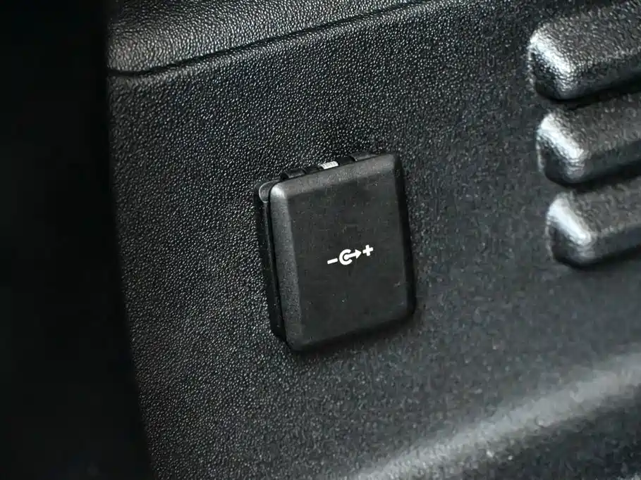 Land Rover Defender 2024 110 3.0T P400 Dark Special Edition фото 32