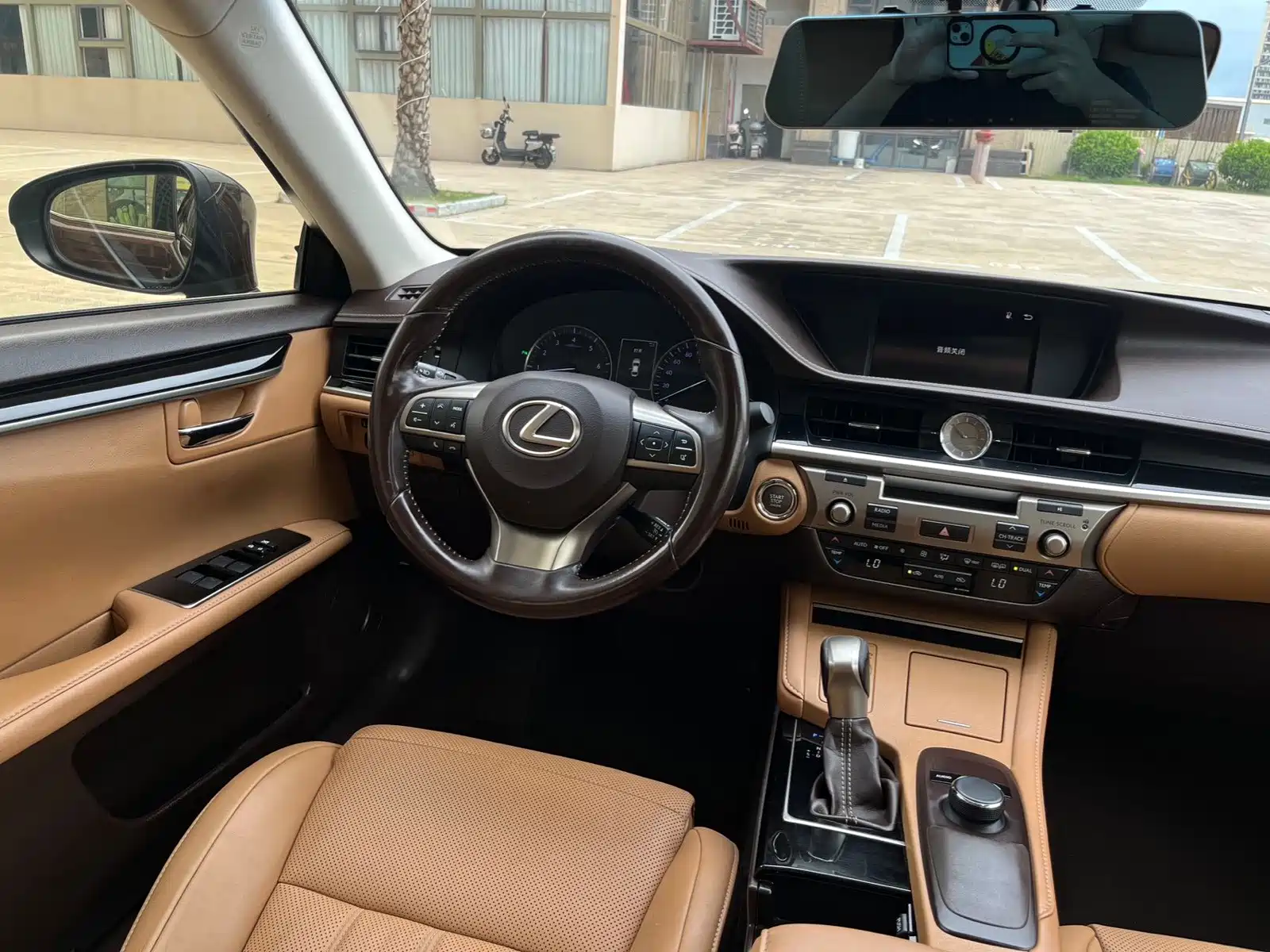 Фото 10 - Lexus ES