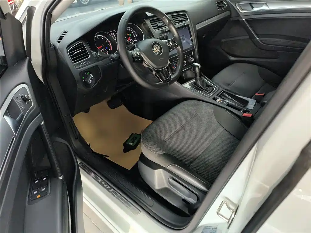 Volkswagen Golf 2018 1.6L Automatic Comfort фото 16