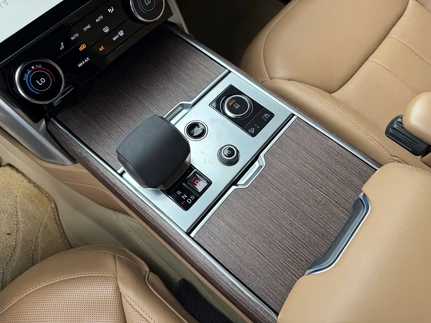Land Rover Range Rover 2023 3.0 L6 400PS Genesis Extended Version фото 14