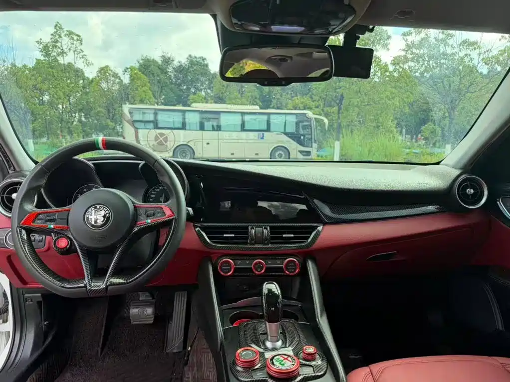 Alfa Romeo Giulia 2017 2017 2.0T 200HP Luxury Edition
