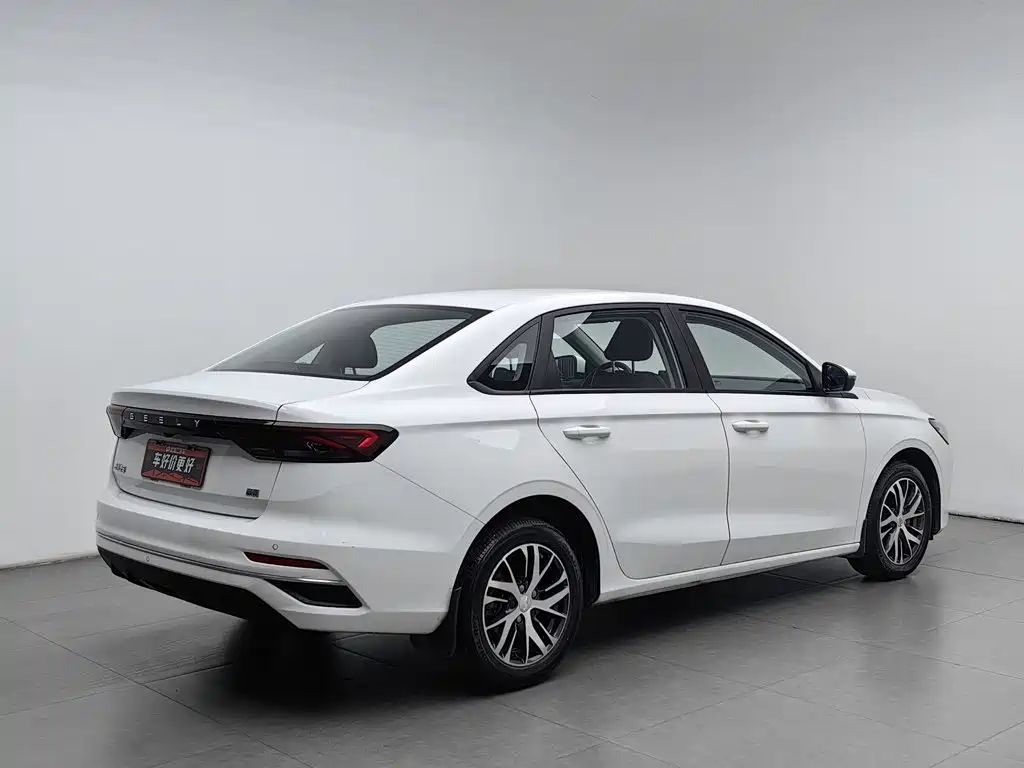Фото 2 - Geely Emgrand