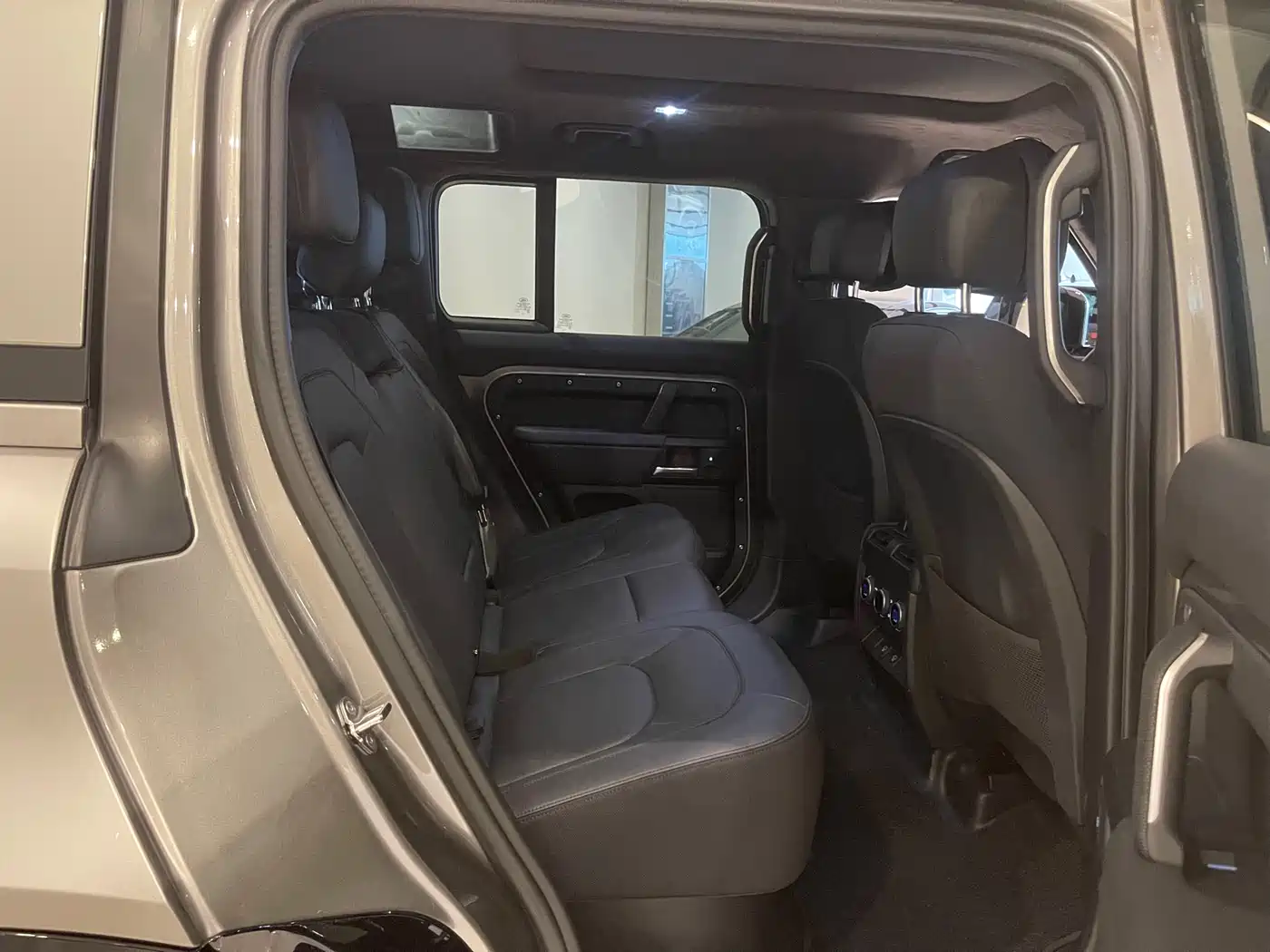 Land Rover Defender 2025 110 3.0T P400 X фото 7
