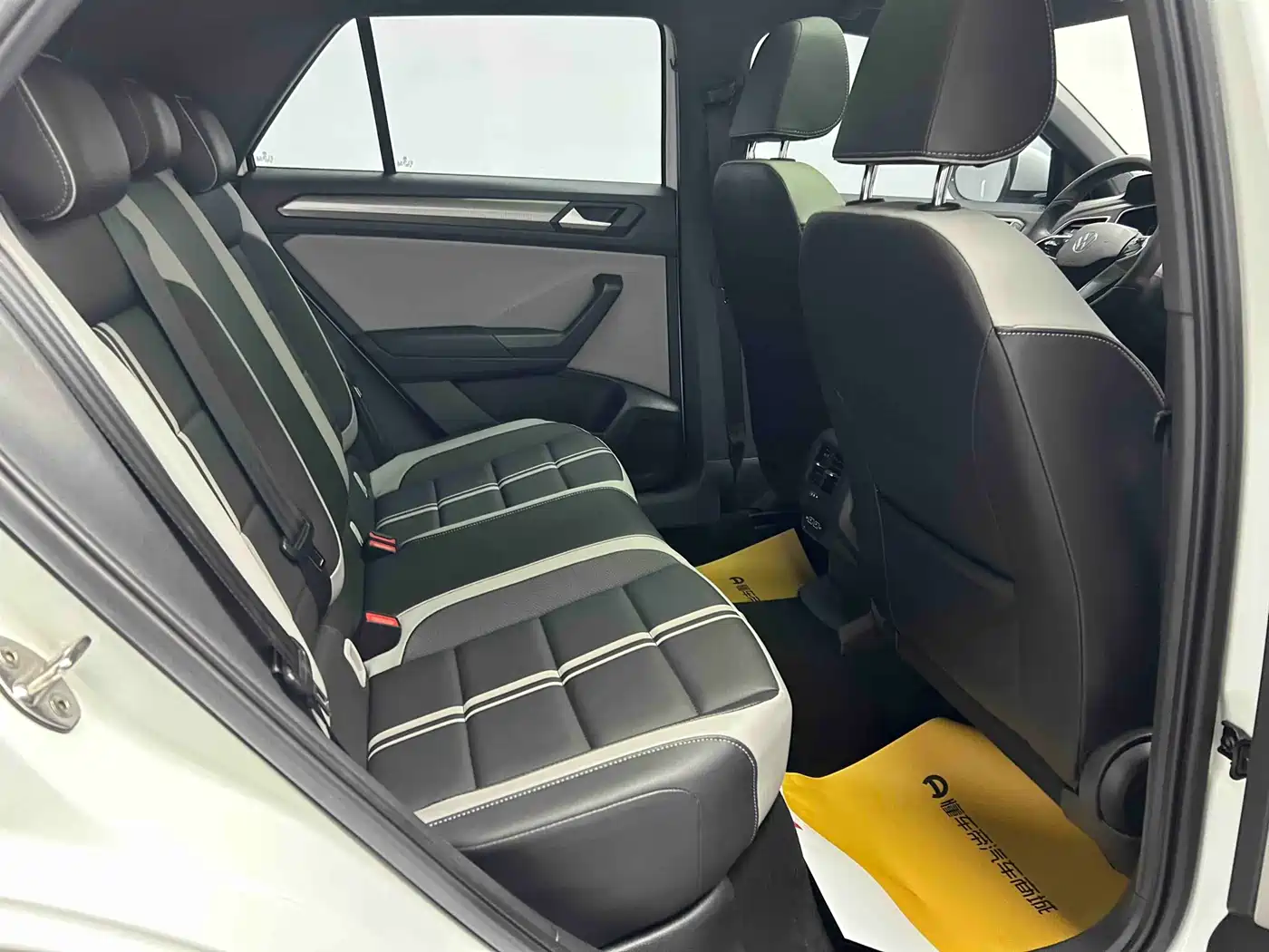 Volkswagen T-ROC 2023 300TSI DSG 2WD Dawn Edition фото 22