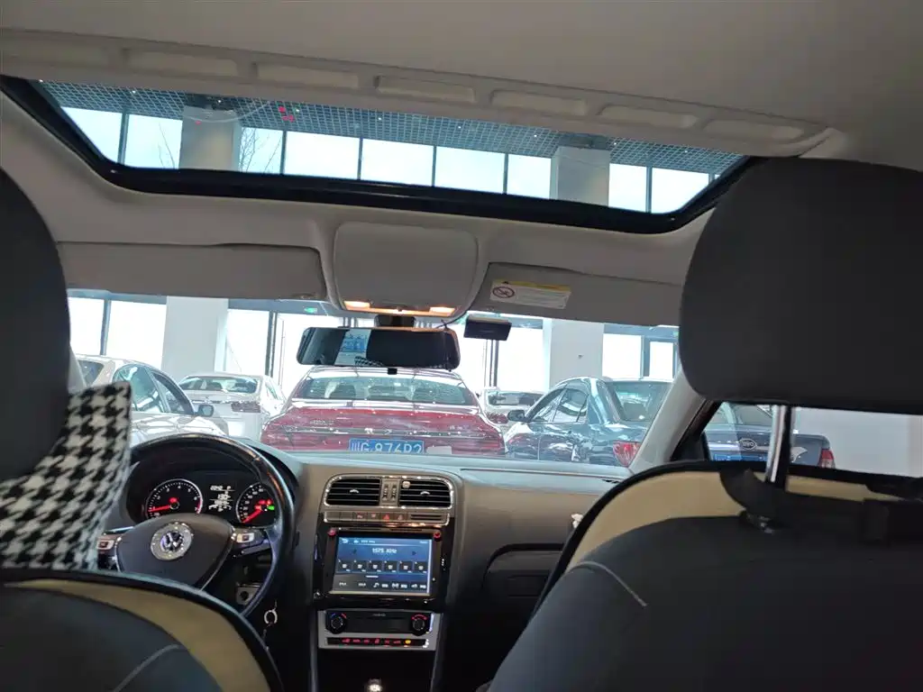 Volkswagen Polo 2016 1.6L Cross Polo Automatic фото 8