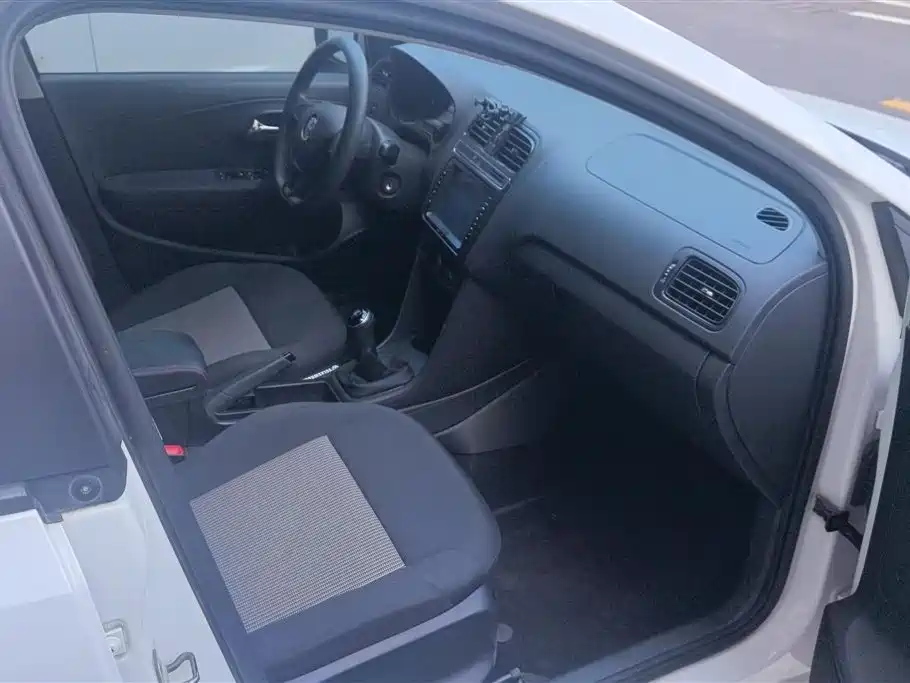 Volkswagen Polo 2014 1.4L Manual Trend Edition фото 8