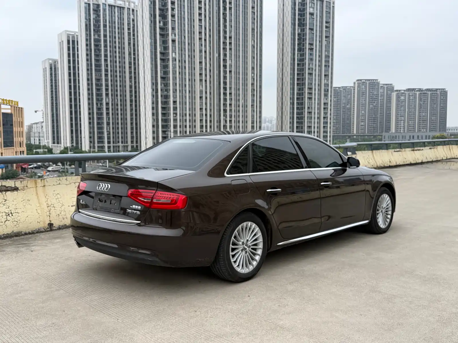 صورة 13 - Audi A4L