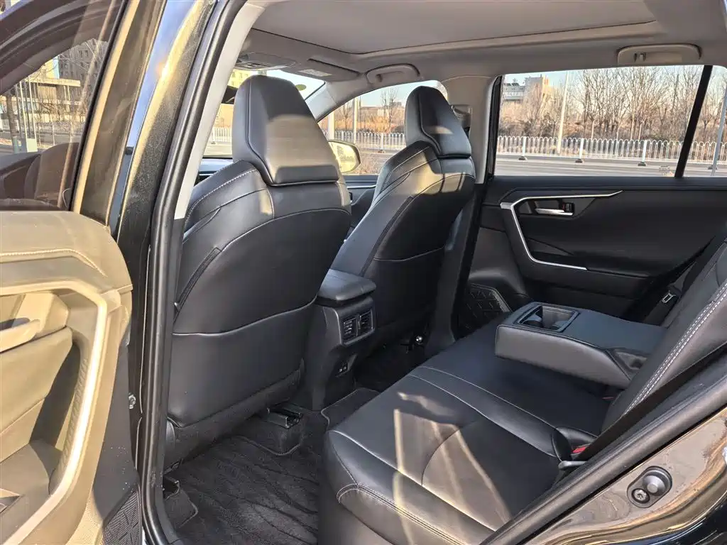 Toyota Wildlander 2023 Hybrid 2.5L E-CVT FWD Luxury PLUS Edition фото 15