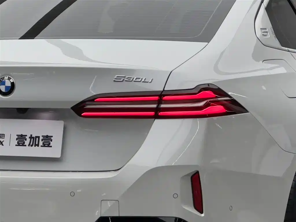 BMW 5 Series 2026 530Li Leading M Sport Package фото 18
