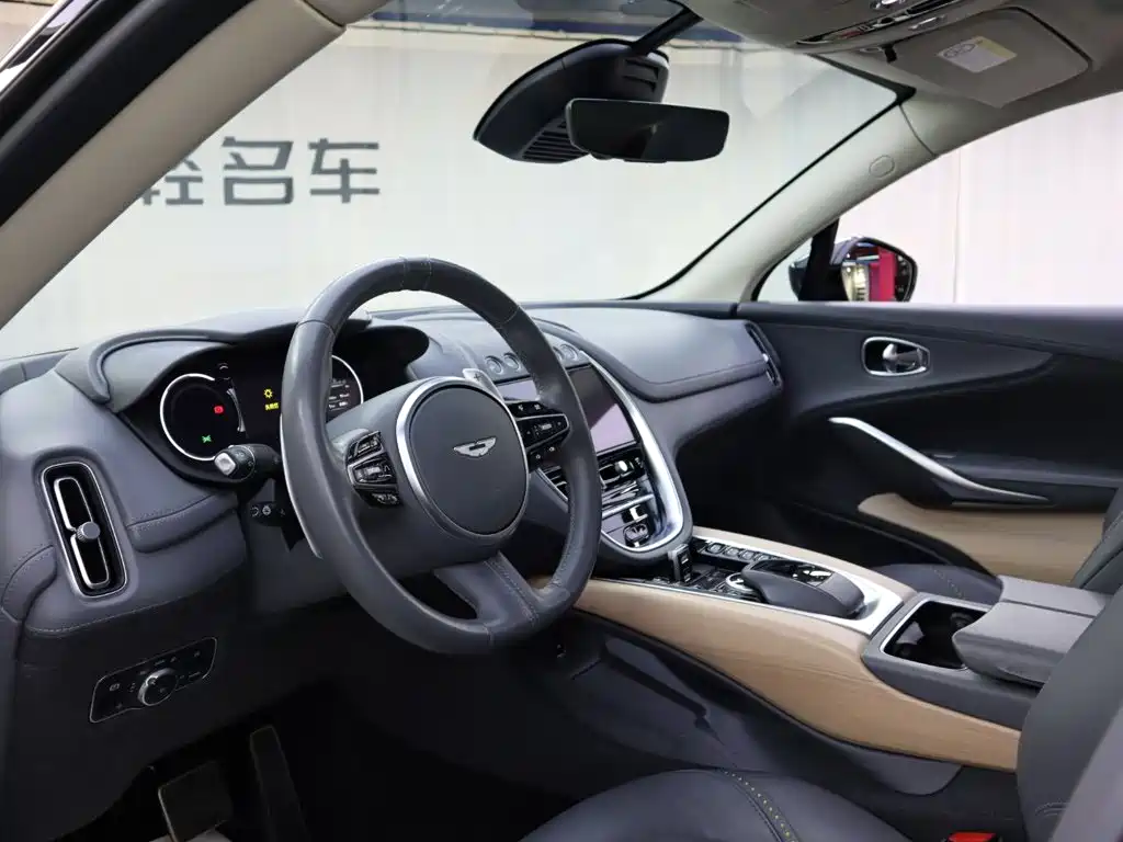 Фото 7 - Aston Martin DBX