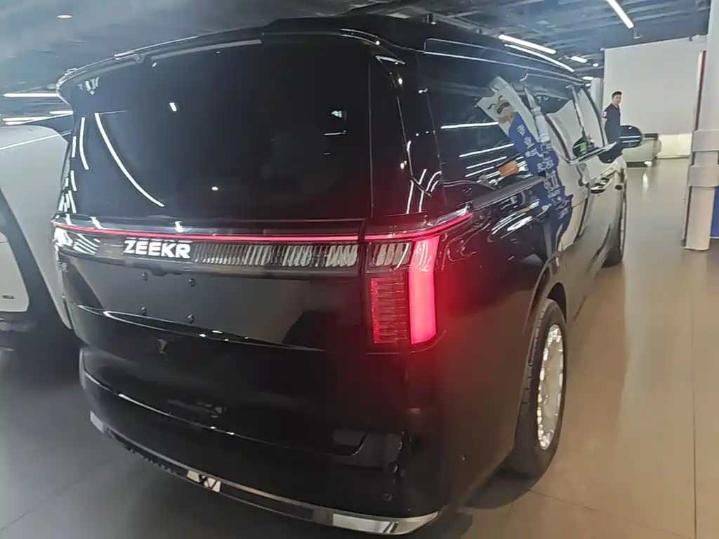 ZEEKR 009 2025 2024 6-seat Executive AWD 108kWh