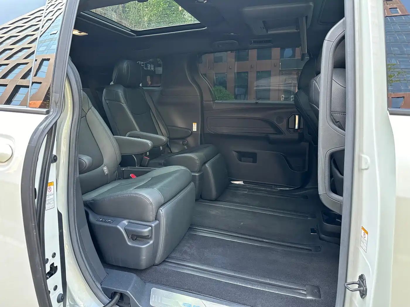 Toyota Sienna 2021 2.5L Hybrid Platinum Edition фото 13