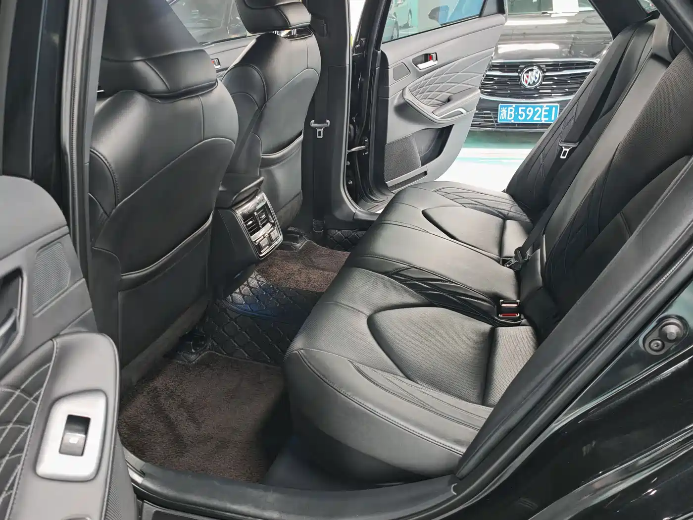 Toyota Avalon 2023 Hybrid 2.5L Luxury Edition фото 10