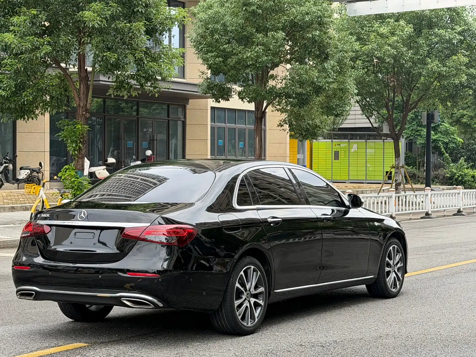 Photo 17 - Mercedes-Benz E-Class