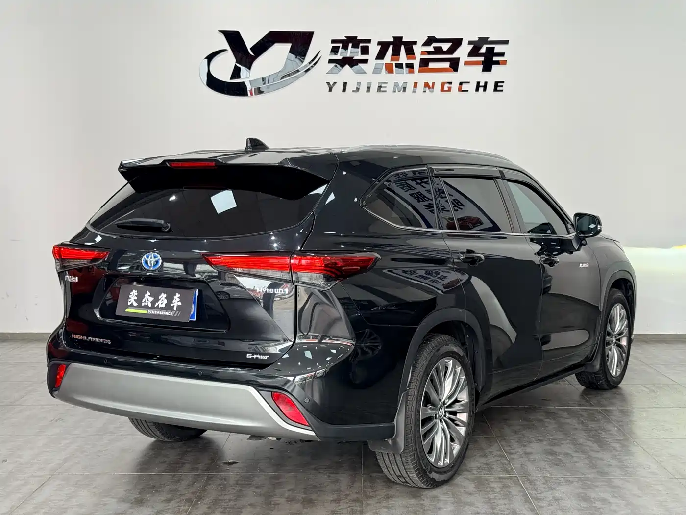 Toyota Highlander 2022 Model Dual Engine 2.5L 4WD Premium Edition 7-Seater фото 18