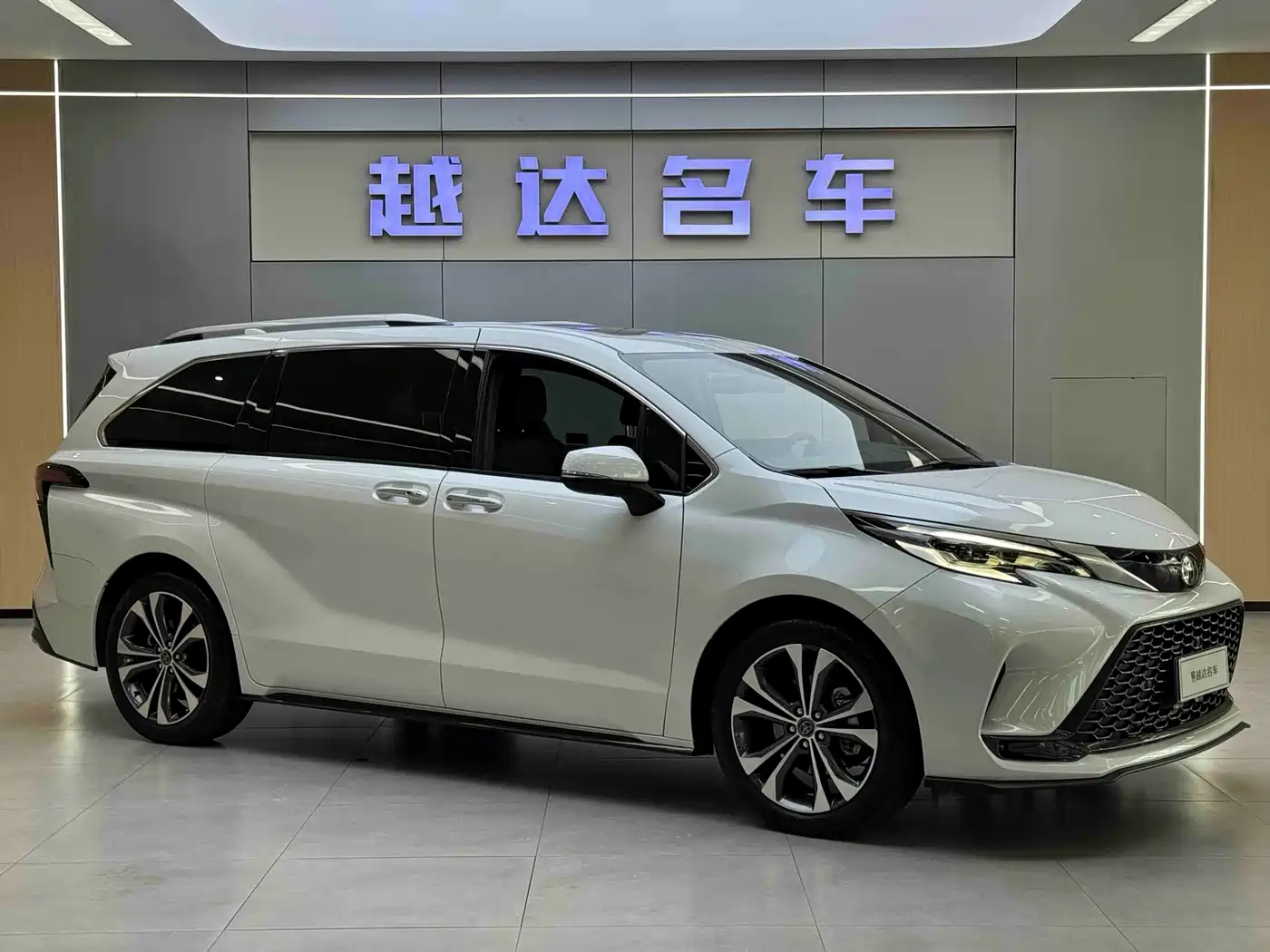 Toyota Granvia 2023 2.5L Hybrid Flagship VIP Edition фото 3