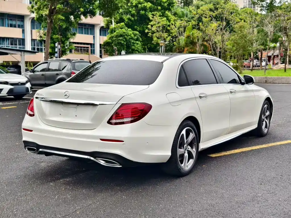 Фото 8 - Mercedes-Benz E-Class
