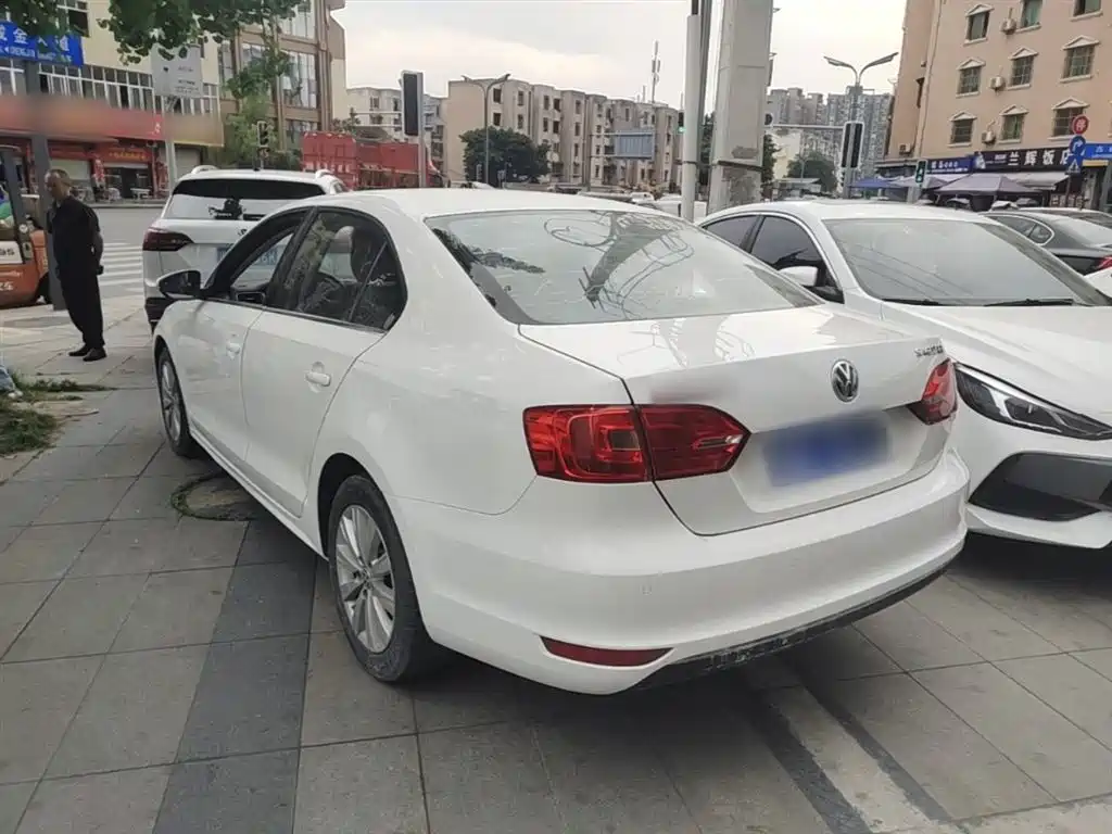 Volkswagen Sagitar 2014 Facelift 1.6L Automatic Leading Version фото 5