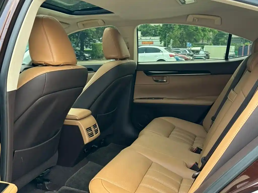 Фото 6 - Lexus ES