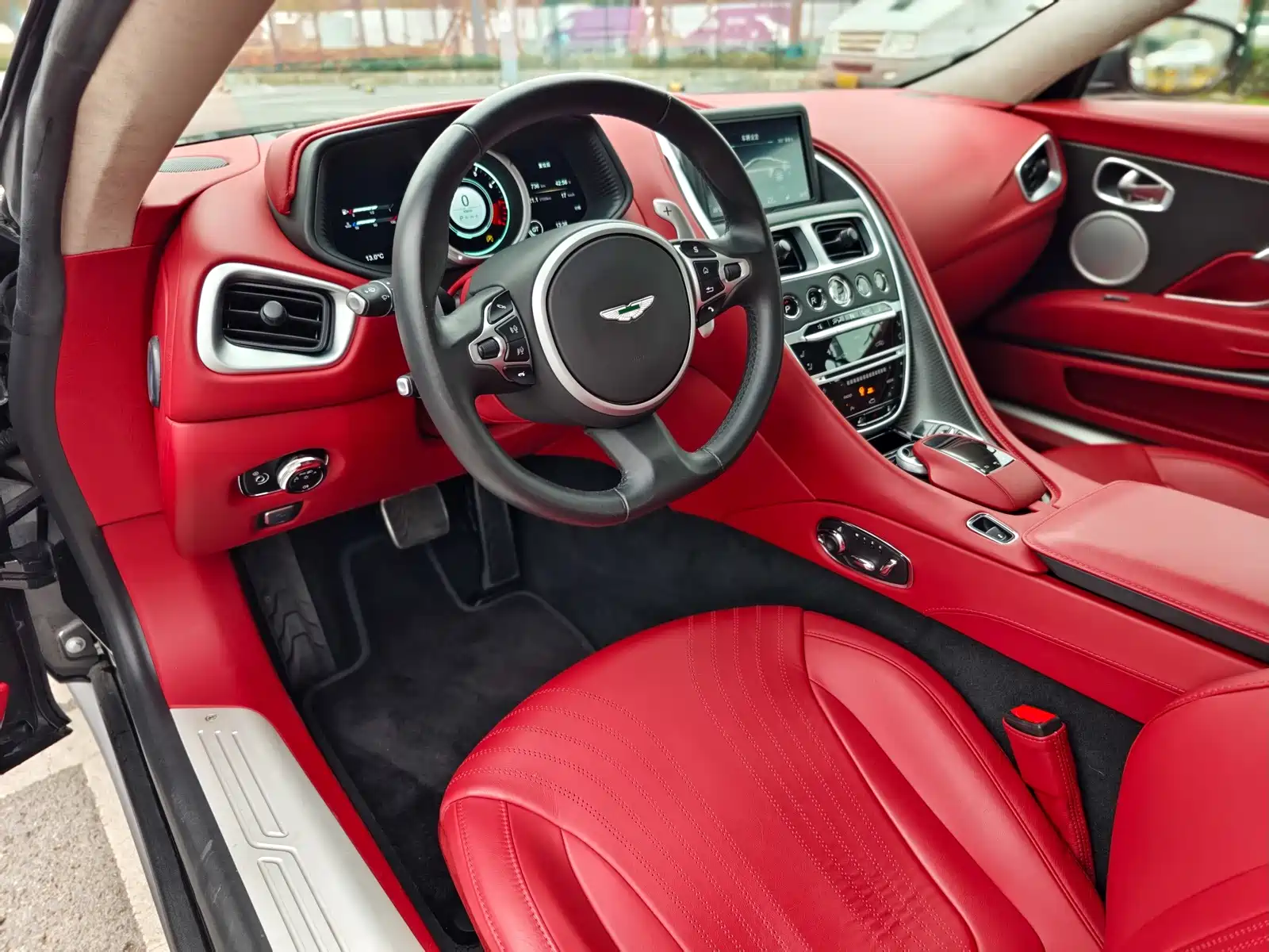 Фото 9 - Aston Martin DB11