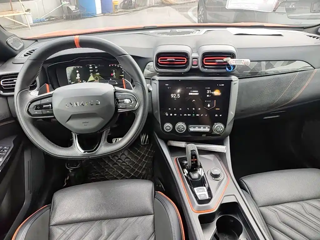 Фото 10 - Lynk & Co 02 Hatchback