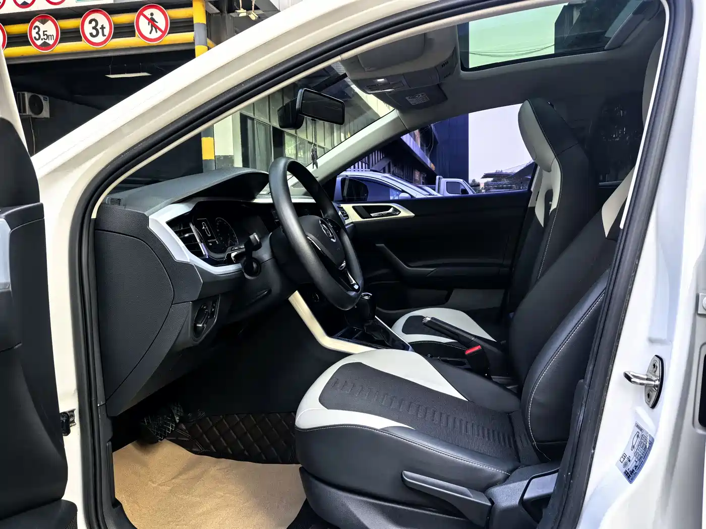 Volkswagen Polo 2019 Plus 1.5L Automatic Colorful Tech Edition фото 8