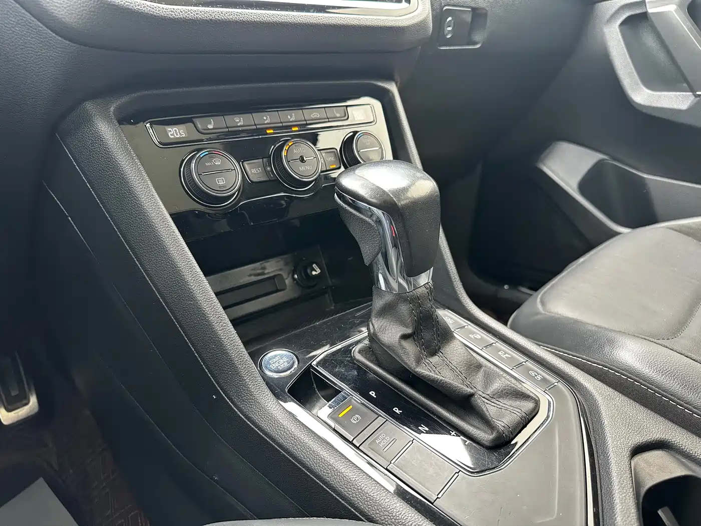 Volkswagen Tiguan L 2021 330TSI Automatic 2WD R-Line Premium фото 9