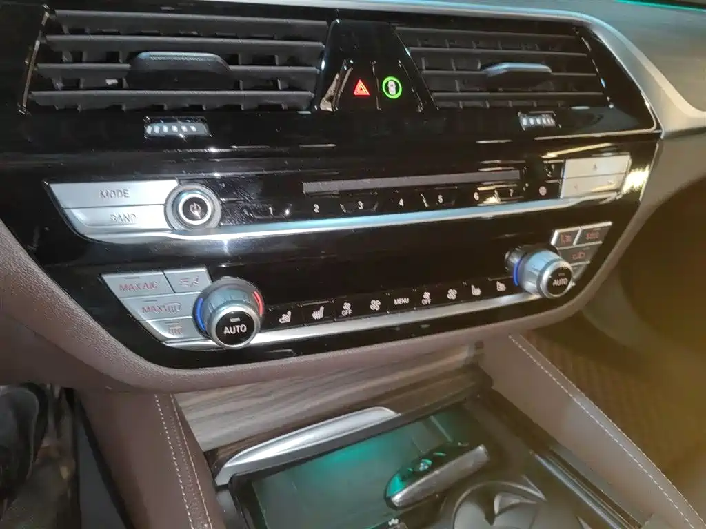BMW 5 Series New Energy 2019 Facelift 530Le Pioneer Edition фото 13