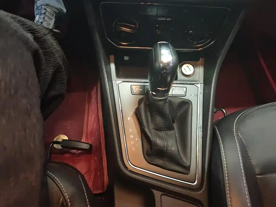 Volkswagen Lavida Tour 2015 1.6L Automatic Comfort Edition фото 16