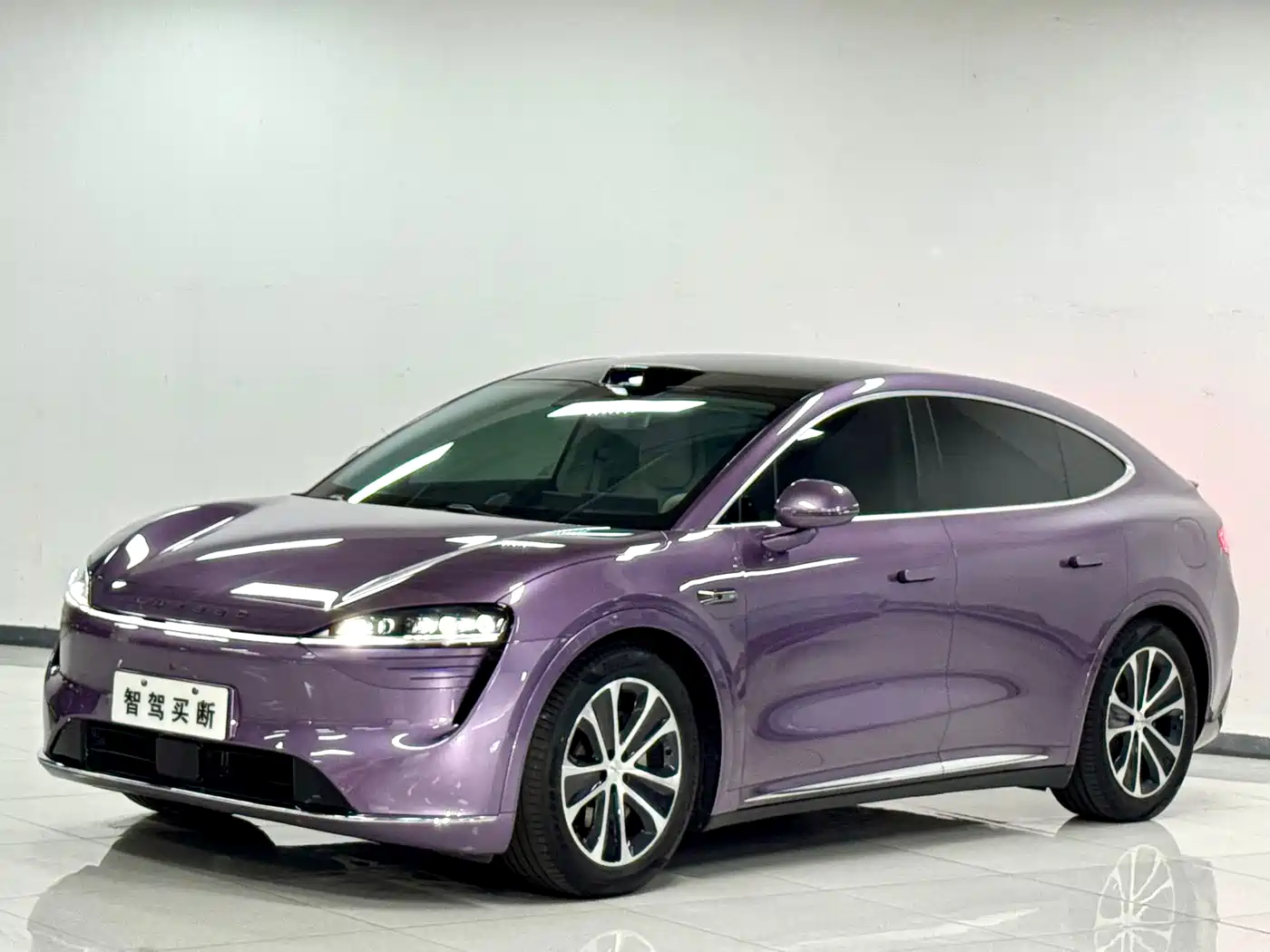 Фото 1 - Zhijie Luxeed R7