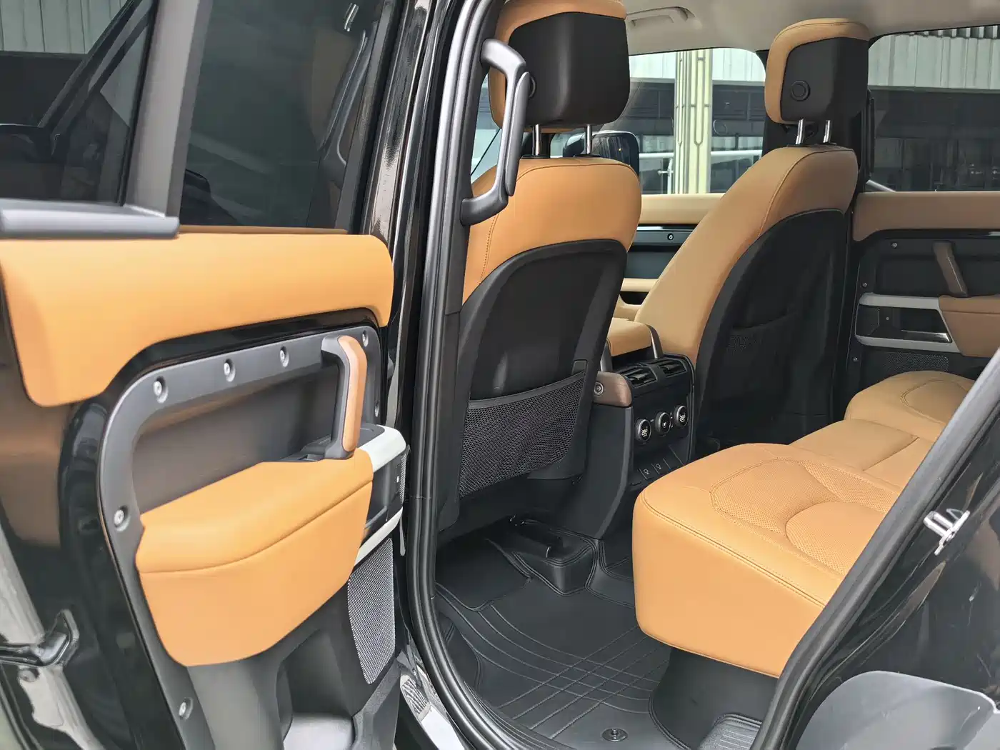 Land Rover Defender 2023 Model 110 3.0T P400 Dark Special Edition фото 11