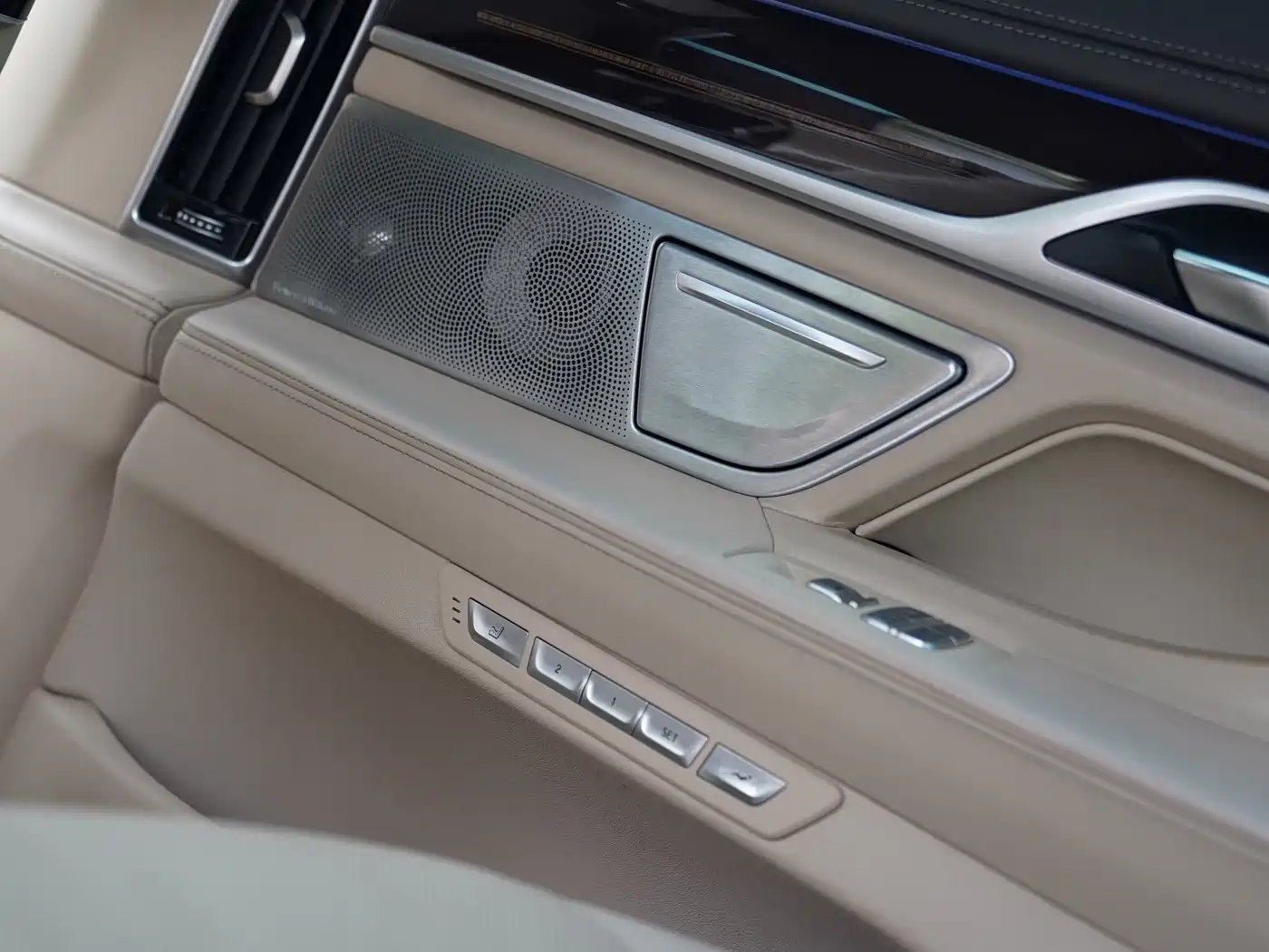 BMW 7 Series 2016 740Li Premium фото 9