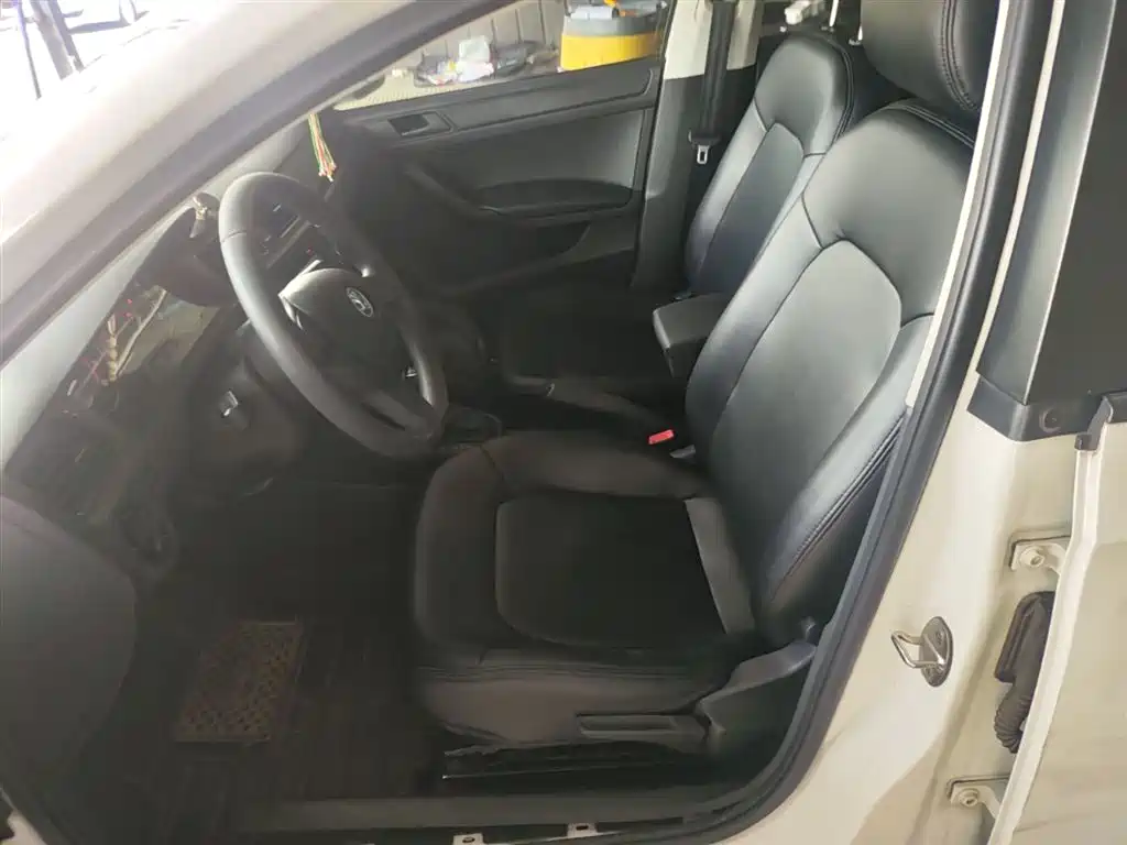 Škoda Skoda Rapid Spaceback 2016 1.6L Automatic Advance Edition фото 15