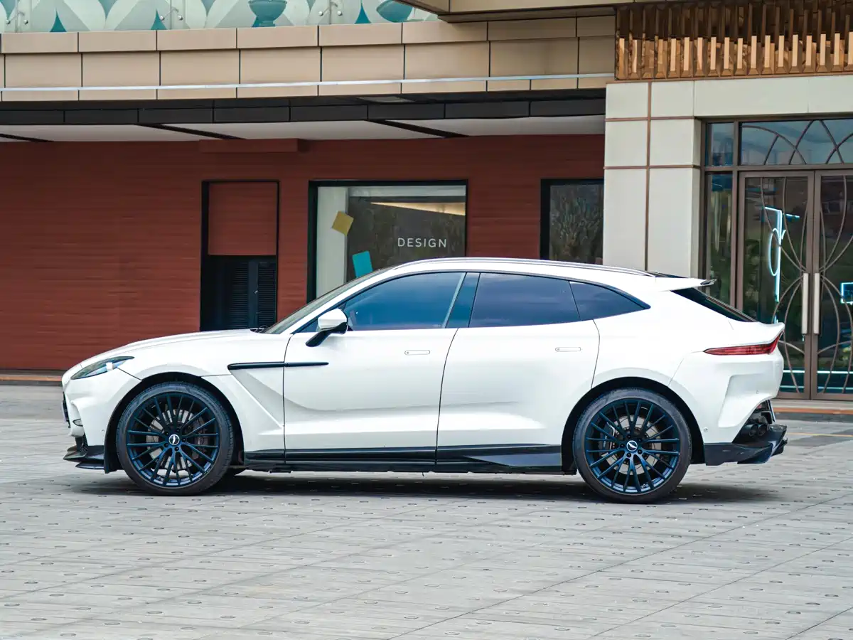 ASTON MARTIN DBX