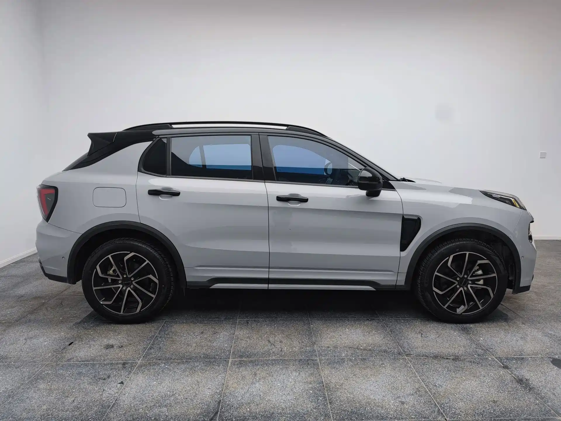 Photo 3 - Lynk & Co 01