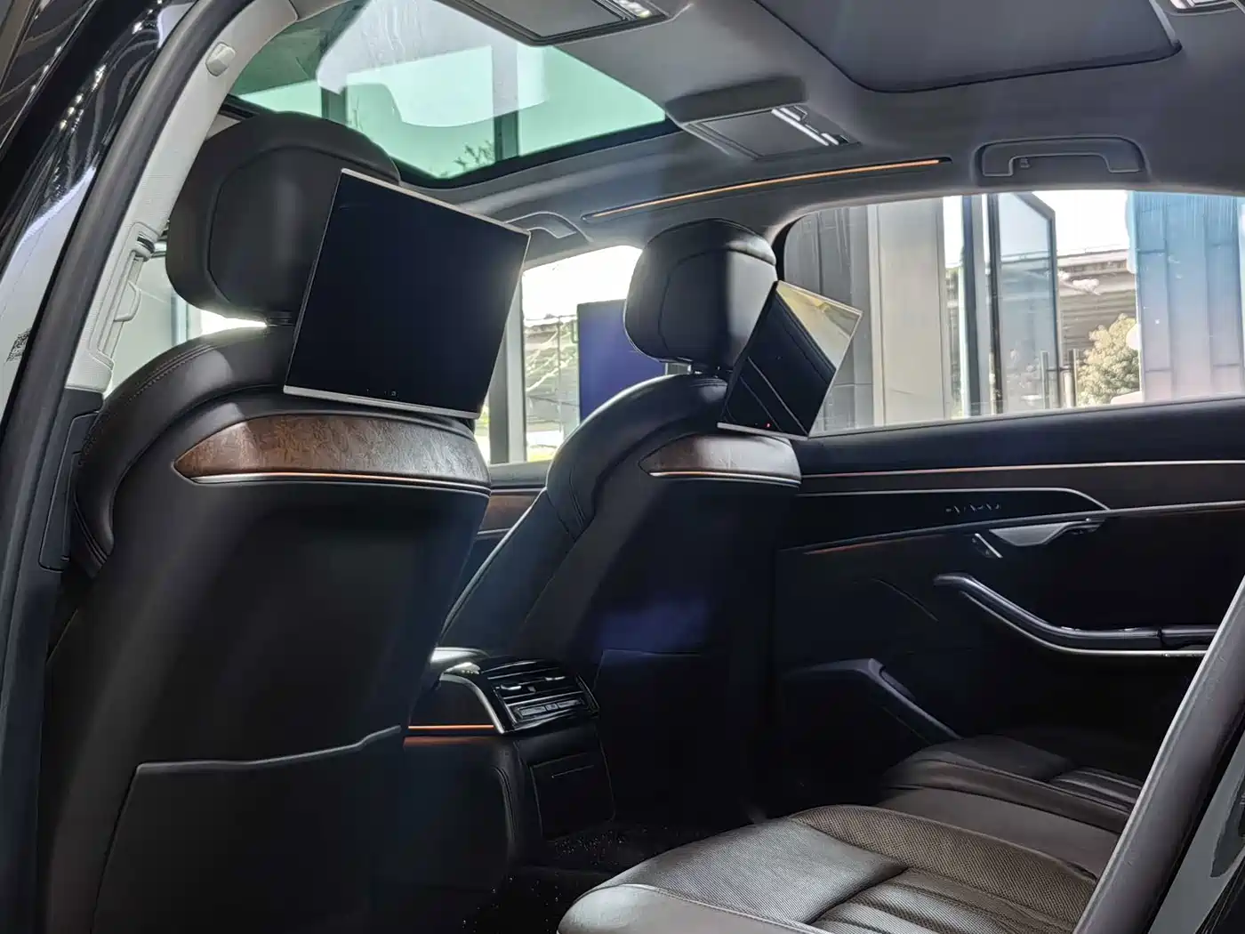 Photo 20 - Audi A8