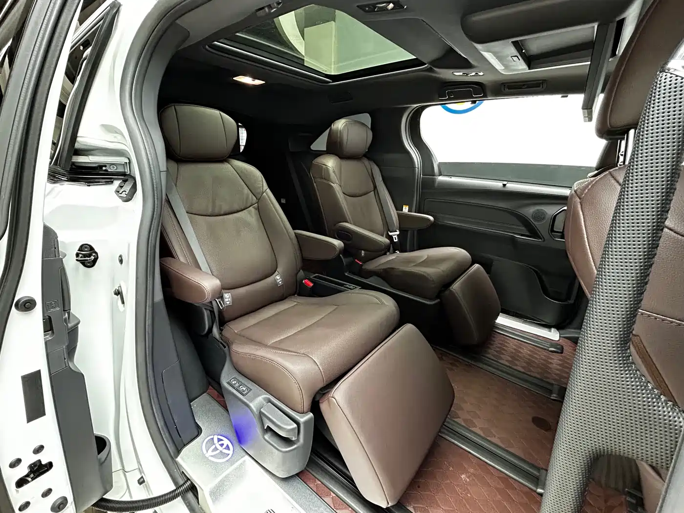 Toyota Sienna 2024 2.5L Hybrid Platinum Edition фото 24