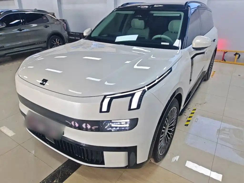 Lynk & Co 900 2025