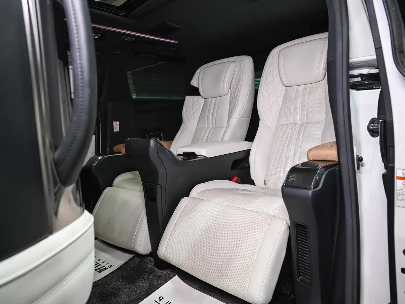 Lexus LM 2020 300h 4-Seat Imperial Edition фото 14