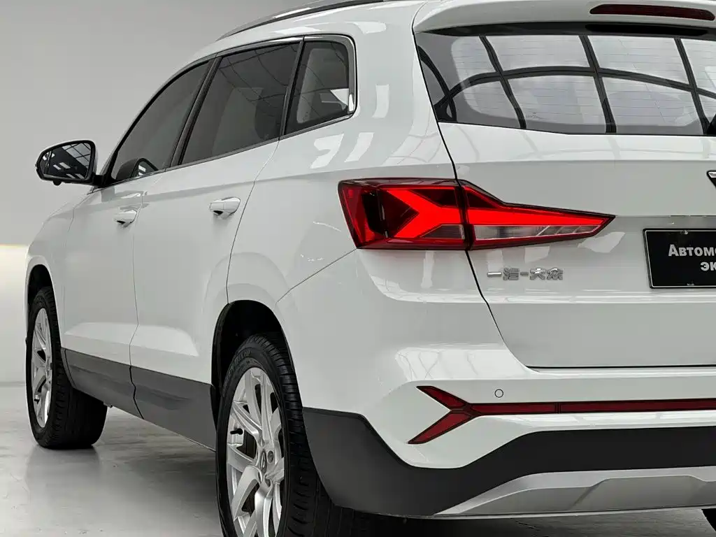 Photo 9 - Jetta VS7