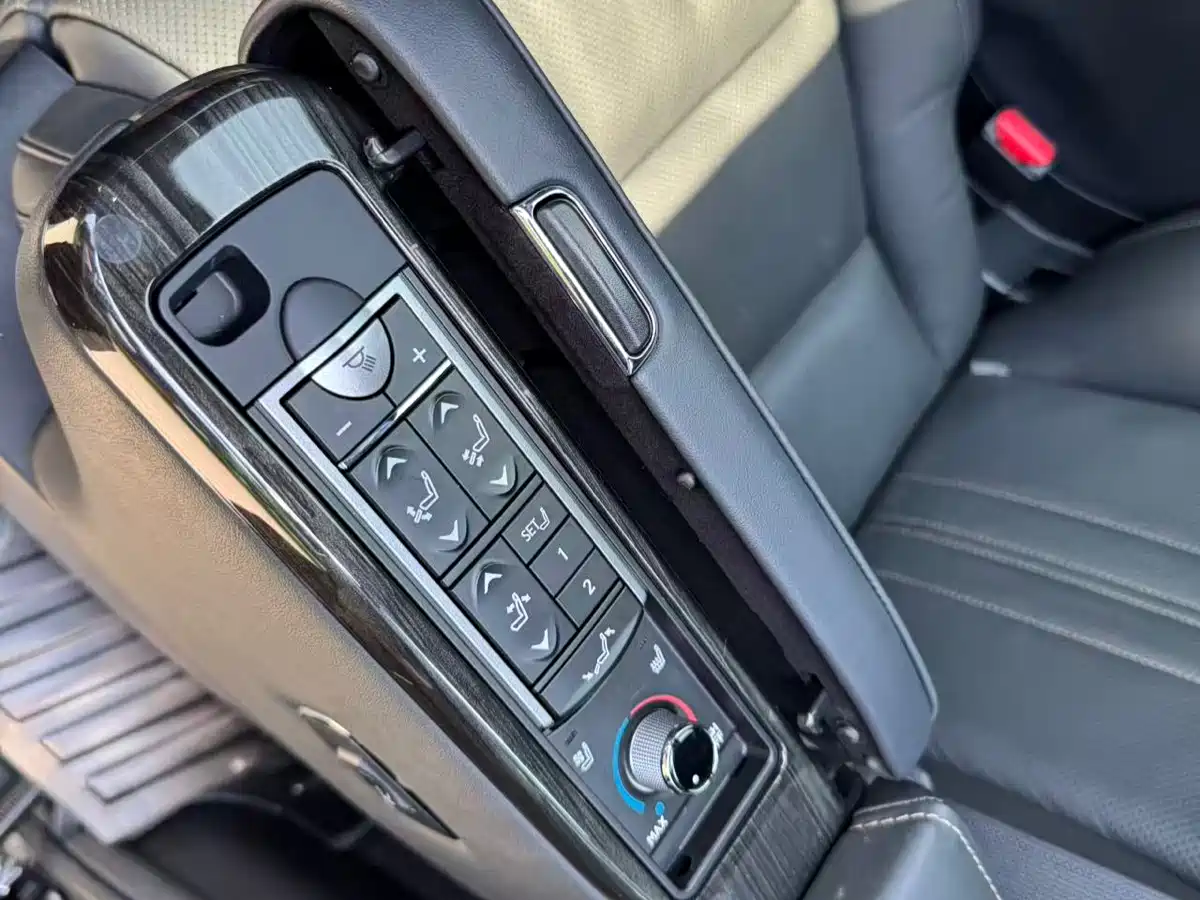 Lexus LM 2020 300h Seven-Seater Elegance Edition фото 11