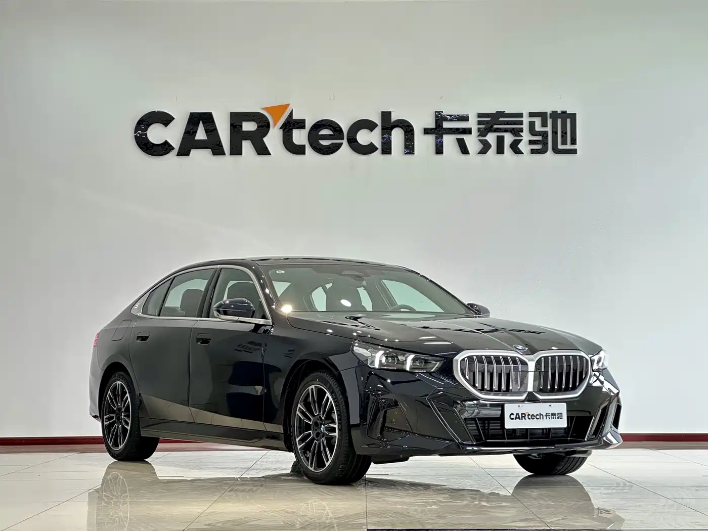 BMW 5 Series 2026 530Li Leading M Sport Package фото 3