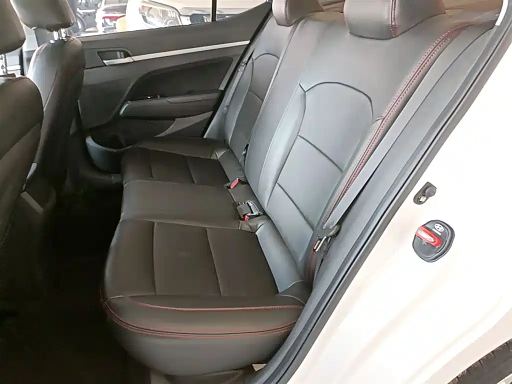 Hyundai Elantra 2016 Model 1.6L Automatic Smart Elite фото 17