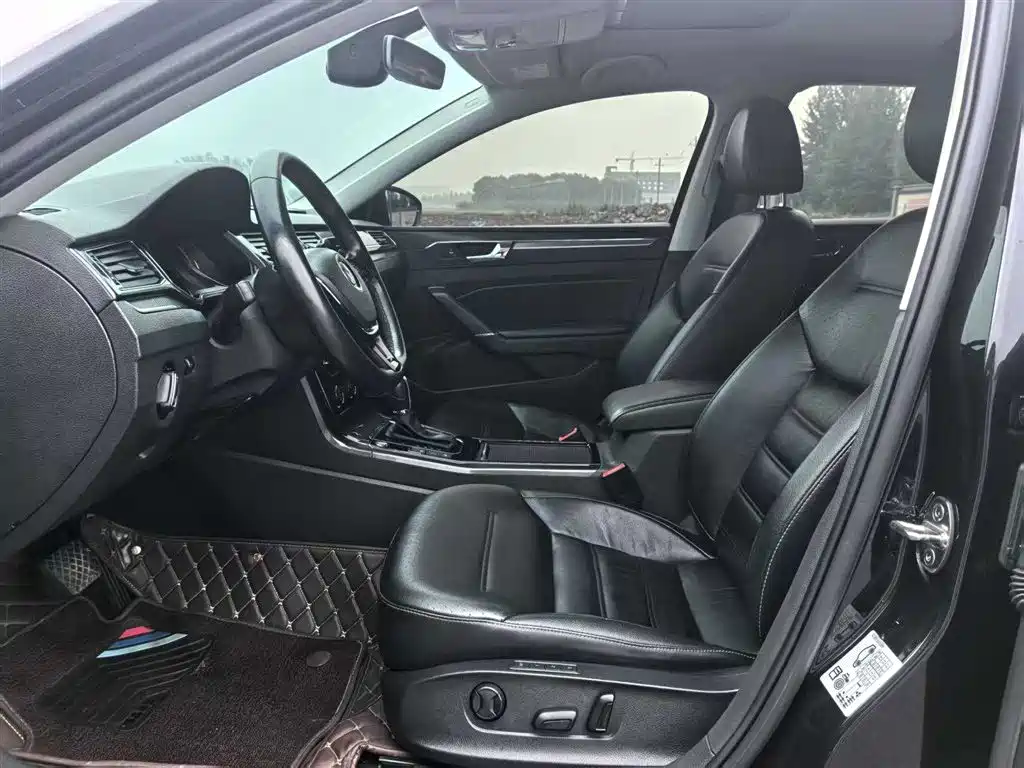 Volkswagen Passat 2017 330TSI DSG Luxury фото 9