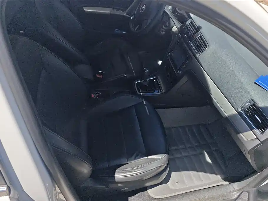 Volkswagen Lavida 2013 Facelift Classic 1.6L Manual Comfort фото 8