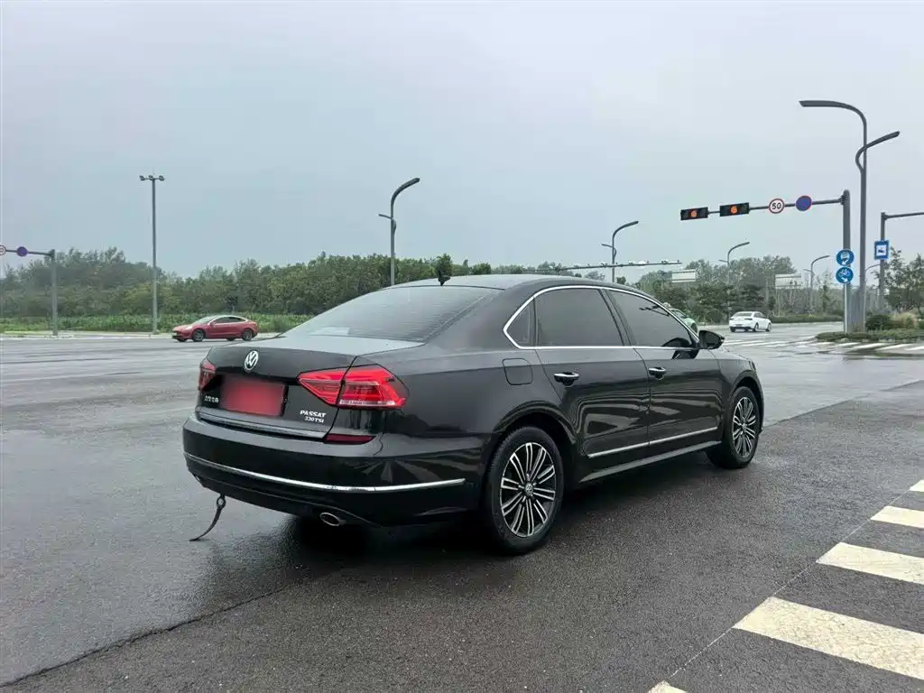 Volkswagen Passat 2017 330TSI DSG Luxury фото 7