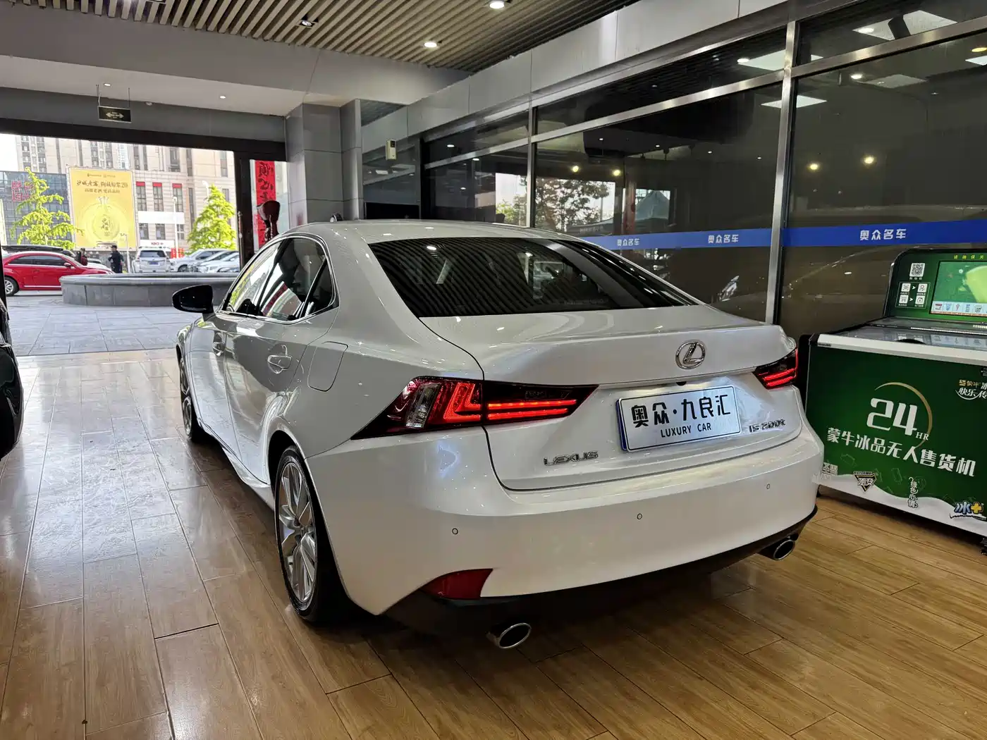 Lexus IS 2015 200t Leading Edition фото 13